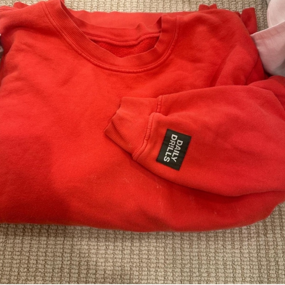 daily drills crewneck in heart size xs/s